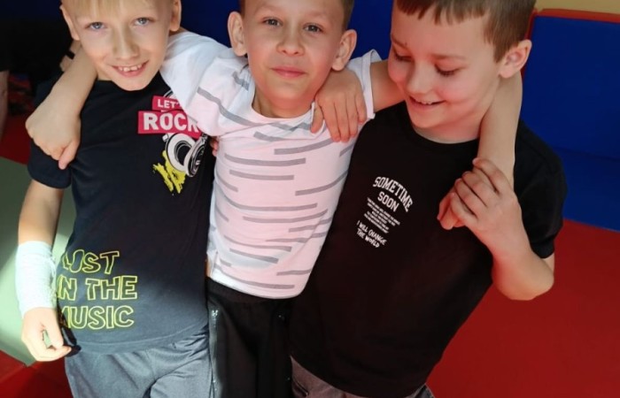 Za nami kolejne spotkanie ze strażakami z OSP Marianka, JRG 3 w Pasłęku oraz wolontariuszkami z Zespołu Szkół w Pasłęku w ramach akcji „Dzieci ratują życie”. Tym razem przyszła kolej na uczniów klas trzecich. Tradycyjnie już, nasi podopieczni mieli okazję do zgłębienia „tajników” pracy strażaków, utrwalenia numeru alarmowego, zasad postępowania podczas wzywania pomocy służb ratowniczych, a także udzielania pierwszej pomocy, opatrywania ran i złamań. Nie trzeba nikogo przekonywać, jak ważne jest przekazywanie wiedzy i kształtowanie praktycznych umiejętności w tym zakresie, na każdym etapie edukacji. 
Dzięki naszym wspaniałym gościom kształcimy małych ekspertów, którzy z pewnością będą wiedzieli jak zachować się w sytuacji zagrożenia.
