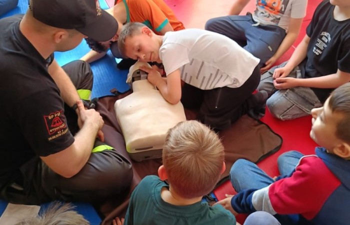 Za nami kolejne spotkanie ze strażakami z OSP Marianka, JRG 3 w Pasłęku oraz wolontariuszkami z Zespołu Szkół w Pasłęku w ramach akcji „Dzieci ratują życie”. Tym razem przyszła kolej na uczniów klas trzecich. Tradycyjnie już, nasi podopieczni mieli okazję do zgłębienia „tajników” pracy strażaków, utrwalenia numeru alarmowego, zasad postępowania podczas wzywania pomocy służb ratowniczych, a także udzielania pierwszej pomocy, opatrywania ran i złamań. Nie trzeba nikogo przekonywać, jak ważne jest przekazywanie wiedzy i kształtowanie praktycznych umiejętności w tym zakresie, na każdym etapie edukacji. 
Dzięki naszym wspaniałym gościom kształcimy małych ekspertów, którzy z pewnością będą wiedzieli jak zachować się w sytuacji zagrożenia.
