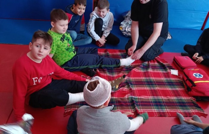 Za nami kolejne spotkanie ze strażakami z OSP Marianka, JRG 3 w Pasłęku oraz wolontariuszkami z Zespołu Szkół w Pasłęku w ramach akcji „Dzieci ratują życie”. Tym razem przyszła kolej na uczniów klas trzecich. Tradycyjnie już, nasi podopieczni mieli okazję do zgłębienia „tajników” pracy strażaków, utrwalenia numeru alarmowego, zasad postępowania podczas wzywania pomocy służb ratowniczych, a także udzielania pierwszej pomocy, opatrywania ran i złamań. Nie trzeba nikogo przekonywać, jak ważne jest przekazywanie wiedzy i kształtowanie praktycznych umiejętności w tym zakresie, na każdym etapie edukacji. 
Dzięki naszym wspaniałym gościom kształcimy małych ekspertów, którzy z pewnością będą wiedzieli jak zachować się w sytuacji zagrożenia.
