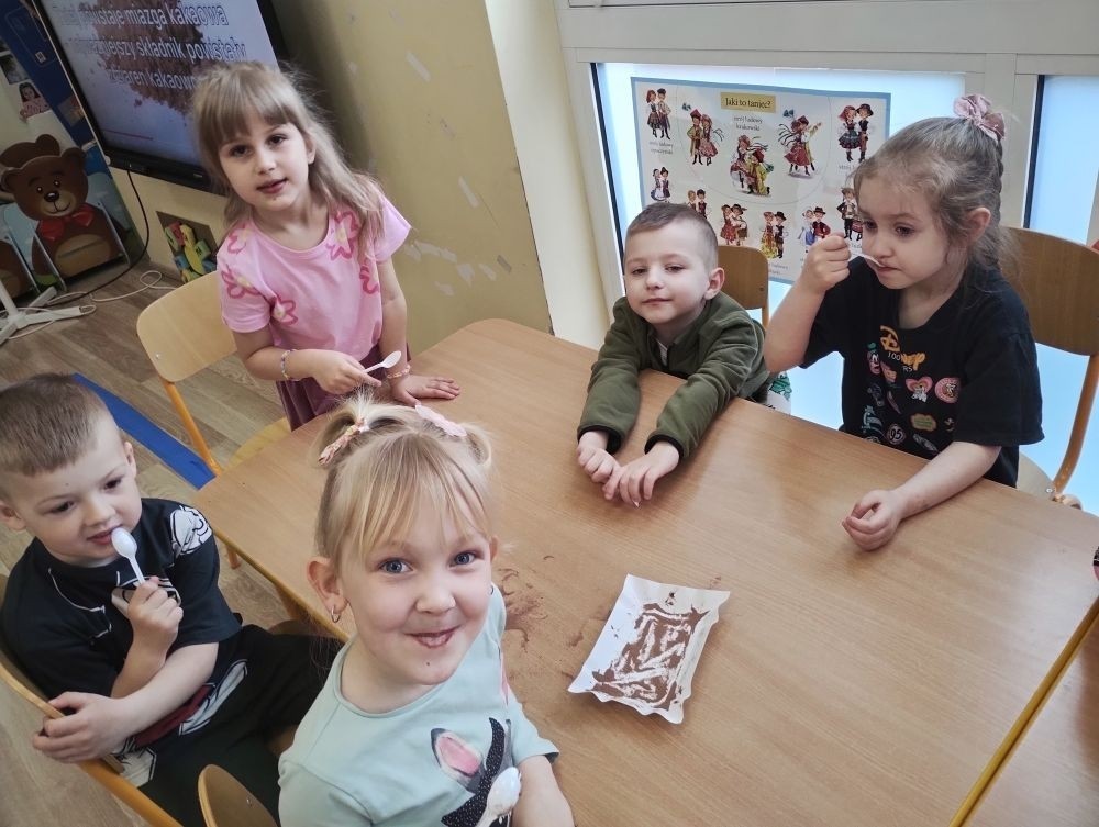 W piątek 12.04 w Naszym Przedszkolu w grupach Biedronki i Motylki odbył się Światowy Dzień Czekolady. Była to okazja aby zobaczyć, powąchać, dotknąć, a przede wszystkim spróbować czekoladę. Dzieci dowiedziały się z czego powstaje czekolada oraz co jest jej głównym składnikiem. Przedszkolaki poznały także jak wygląda proces tworzenia czekolady i gdzie jest stosowana. Następnie dzieci uczestniczyły w czekoladowej zabawie, w której zadaniem było odnalezienie ukrytych w sali czekolad. Po czym nastąpiła degustacja i rozpoznawanie różnych rodzajów czekolady podczas zagadek smakowych. Dzieci dowiedziały się także o innych postaciach czekolady i mogły spróbować czekolad. Na koniec wykonały szablonowe czekolady w postaci prac plastycznych oraz czekoladowych kart pracy.  To był z pewnością pyszny dzień :)
