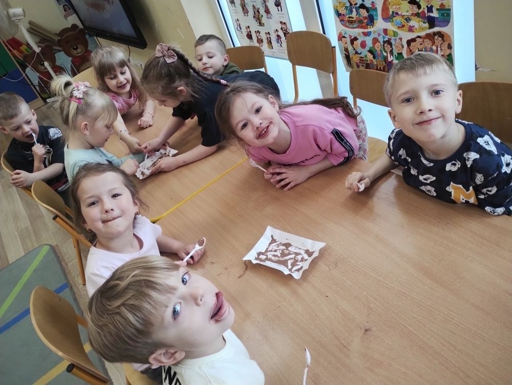 W piątek 12.04 w Naszym Przedszkolu w grupach Biedronki i Motylki odbył się Światowy Dzień Czekolady. Była to okazja aby zobaczyć, powąchać, dotknąć, a przede wszystkim spróbować czekoladę. Dzieci dowiedziały się z czego powstaje czekolada oraz co jest jej głównym składnikiem. Przedszkolaki poznały także jak wygląda proces tworzenia czekolady i gdzie jest stosowana. Następnie dzieci uczestniczyły w czekoladowej zabawie, w której zadaniem było odnalezienie ukrytych w sali czekolad. Po czym nastąpiła degustacja i rozpoznawanie różnych rodzajów czekolady podczas zagadek smakowych. Dzieci dowiedziały się także o innych postaciach czekolady i mogły spróbować czekolad. Na koniec wykonały szablonowe czekolady w postaci prac plastycznych oraz czekoladowych kart pracy.  To był z pewnością pyszny dzień :)
