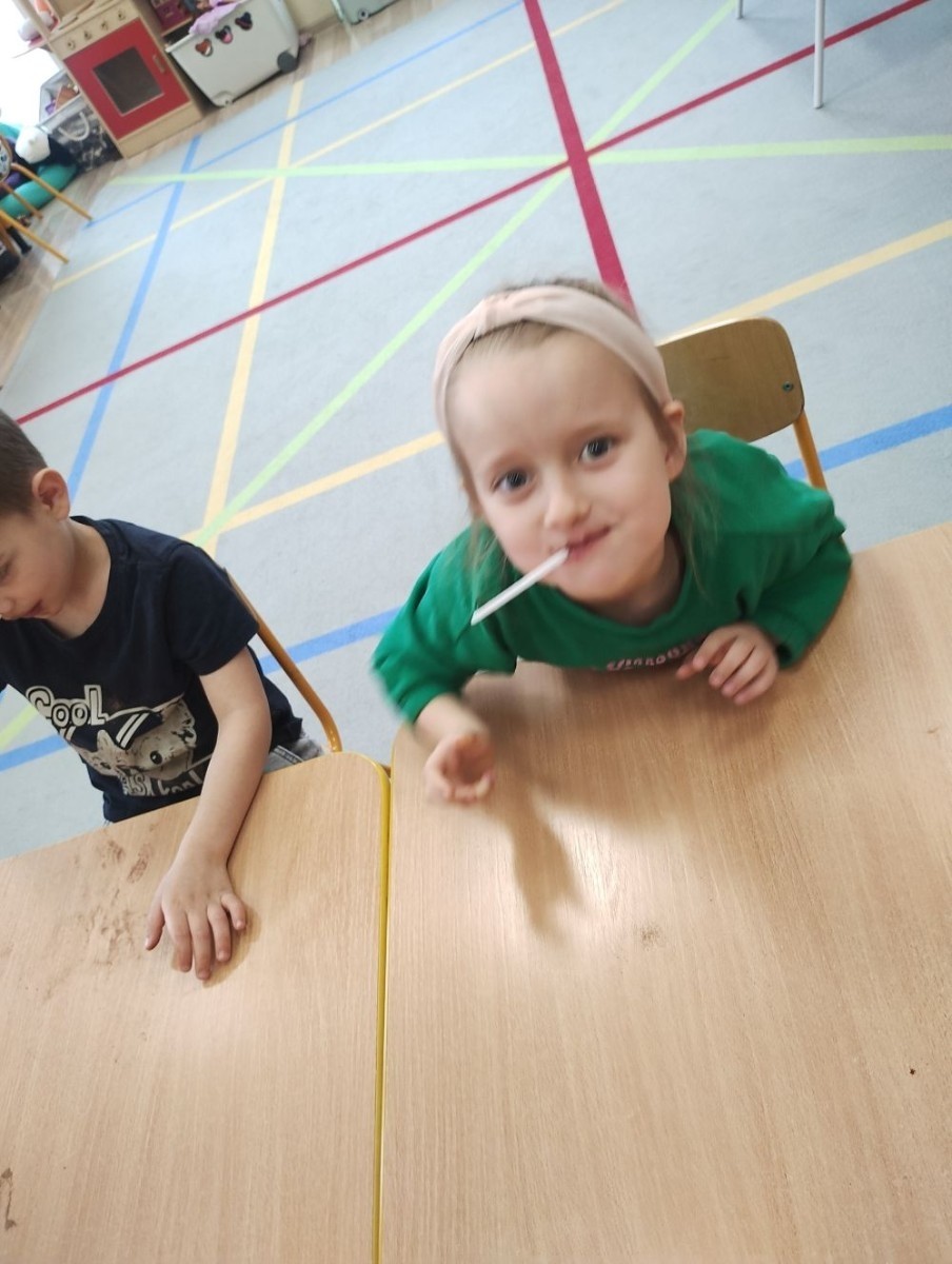 W piątek 12.04 w Naszym Przedszkolu w grupach Biedronki i Motylki odbył się Światowy Dzień Czekolady. Była to okazja aby zobaczyć, powąchać, dotknąć, a przede wszystkim spróbować czekoladę. Dzieci dowiedziały się z czego powstaje czekolada oraz co jest jej głównym składnikiem. Przedszkolaki poznały także jak wygląda proces tworzenia czekolady i gdzie jest stosowana. Następnie dzieci uczestniczyły w czekoladowej zabawie, w której zadaniem było odnalezienie ukrytych w sali czekolad. Po czym nastąpiła degustacja i rozpoznawanie różnych rodzajów czekolady podczas zagadek smakowych. Dzieci dowiedziały się także o innych postaciach czekolady i mogły spróbować czekolad. Na koniec wykonały szablonowe czekolady w postaci prac plastycznych oraz czekoladowych kart pracy.  To był z pewnością pyszny dzień :)
