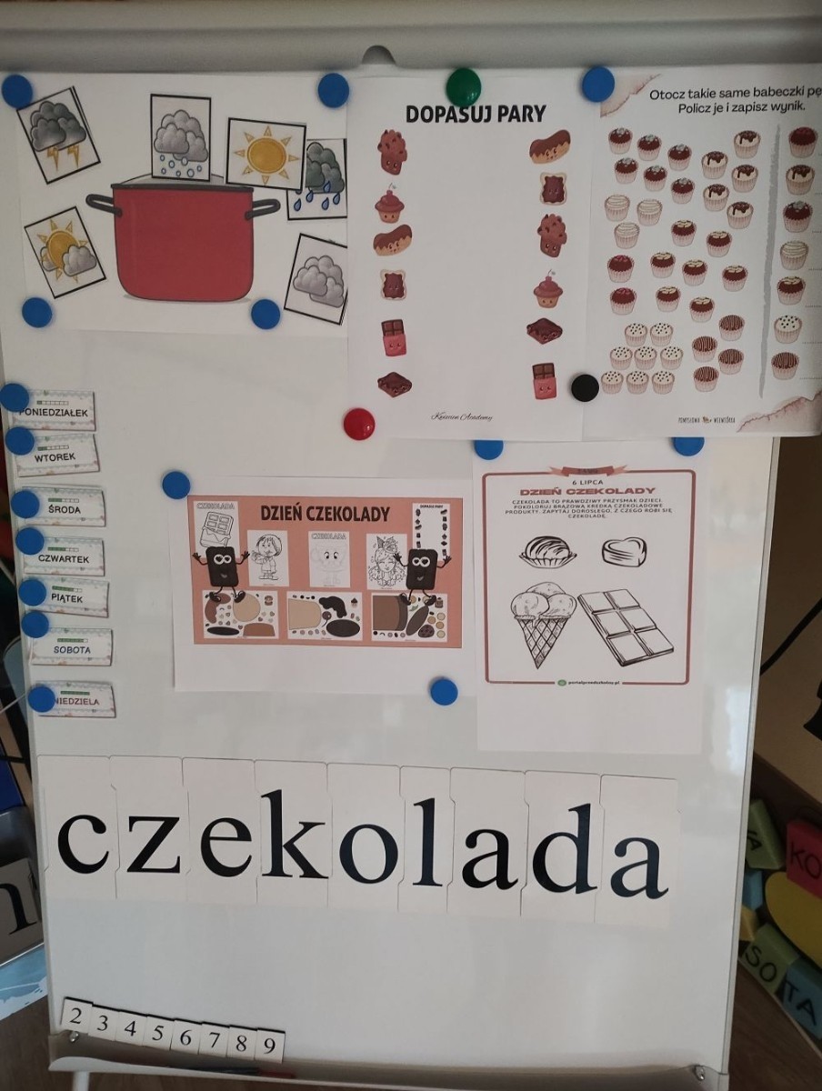 W piątek 12.04 w Naszym Przedszkolu w grupach Biedronki i Motylki odbył się Światowy Dzień Czekolady. Była to okazja aby zobaczyć, powąchać, dotknąć, a przede wszystkim spróbować czekoladę. Dzieci dowiedziały się z czego powstaje czekolada oraz co jest jej głównym składnikiem. Przedszkolaki poznały także jak wygląda proces tworzenia czekolady i gdzie jest stosowana. Następnie dzieci uczestniczyły w czekoladowej zabawie, w której zadaniem było odnalezienie ukrytych w sali czekolad. Po czym nastąpiła degustacja i rozpoznawanie różnych rodzajów czekolady podczas zagadek smakowych. Dzieci dowiedziały się także o innych postaciach czekolady i mogły spróbować czekolad. Na koniec wykonały szablonowe czekolady w postaci prac plastycznych oraz czekoladowych kart pracy.  To był z pewnością pyszny dzień :)
