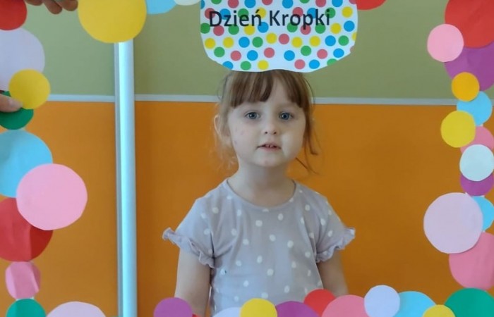 15 września dzieci z naszego przedszkola obchodziły wyjątkowe święto, jakim jest „Międzynarodowy Dzień Kropki”. Kto by pomyślał, że jedna mała kropka może całkowicie odmienić czyjś świat, pomóc odnaleźć nawet te najgłębiej ukryte talenty, a przede wszystkim uwierzyć w siebie i swoje możliwości. Podążając za przykładem dziewczynki o imieniu Vashti, nasze przedszkolaki poznały znaczenie pozornie nieistotnej kropki. Okazało się, że kropki są wszędzie, a świat bez nich byłby smutny, bo czy potraficie sobie wyobrazić biedronkę albo muchomora bez nich? Tego dnia kropka towarzyszyła nam we wszystkich zabawach i mamy nadzieję, że jej przesłanie zostanie z nami na długo. 