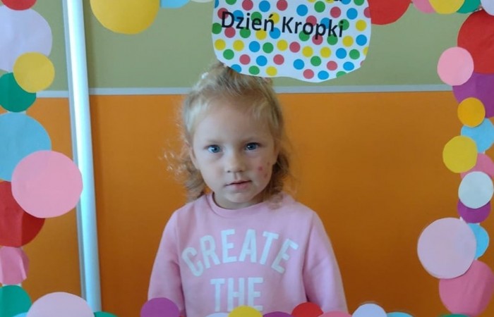 15 września dzieci z naszego przedszkola obchodziły wyjątkowe święto, jakim jest „Międzynarodowy Dzień Kropki”. Kto by pomyślał, że jedna mała kropka może całkowicie odmienić czyjś świat, pomóc odnaleźć nawet te najgłębiej ukryte talenty, a przede wszystkim uwierzyć w siebie i swoje możliwości. Podążając za przykładem dziewczynki o imieniu Vashti, nasze przedszkolaki poznały znaczenie pozornie nieistotnej kropki. Okazało się, że kropki są wszędzie, a świat bez nich byłby smutny, bo czy potraficie sobie wyobrazić biedronkę albo muchomora bez nich? Tego dnia kropka towarzyszyła nam we wszystkich zabawach i mamy nadzieję, że jej przesłanie zostanie z nami na długo. 