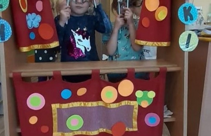 15 września dzieci z naszego przedszkola obchodziły wyjątkowe święto, jakim jest „Międzynarodowy Dzień Kropki”. Kto by pomyślał, że jedna mała kropka może całkowicie odmienić czyjś świat, pomóc odnaleźć nawet te najgłębiej ukryte talenty, a przede wszystkim uwierzyć w siebie i swoje możliwości. Podążając za przykładem dziewczynki o imieniu Vashti, nasze przedszkolaki poznały znaczenie pozornie nieistotnej kropki. Okazało się, że kropki są wszędzie, a świat bez nich byłby smutny, bo czy potraficie sobie wyobrazić biedronkę albo muchomora bez nich? Tego dnia kropka towarzyszyła nam we wszystkich zabawach i mamy nadzieję, że jej przesłanie zostanie z nami na długo. 