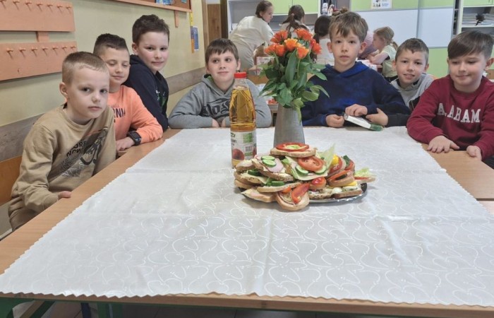 W tym tygodniu uczniowie klas III b i II b zdecydowali się przygotować pyszne, zdrowe i kolorowe kanapki. Na stołach pojawiły się wyśmienite sery i wędliny różnorodne warzywa oraz pieczywo. Dla klasy IIIb była to przy okazji niezwykła lekcja savoir vivre. Jak możecie zobaczyć na zdjęciach, każda grupa pięknie ozdobiła swój stół, by potem z apetytem, niczym w najlepszej restauracji, zajadać się przygotowanymi pysznościami. Było to świetne połączenie nauki i zabawy.