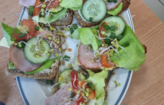 W tym tygodniu uczniowie klas III b i II b zdecydowali się przygotować pyszne, zdrowe i kolorowe kanapki. Na stołach pojawiły się wyśmienite sery i wędliny różnorodne warzywa oraz pieczywo. Dla klasy IIIb była to przy okazji niezwykła lekcja savoir vivre. Jak możecie zobaczyć na zdjęciach, każda grupa pięknie ozdobiła swój stół, by potem z apetytem, niczym w najlepszej restauracji, zajadać się przygotowanymi pysznościami. Było to świetne połączenie nauki i zabawy.