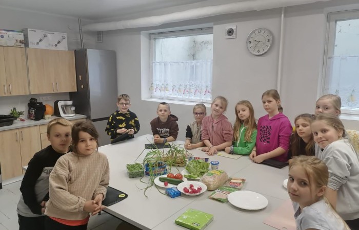 W tym tygodniu uczniowie klas III b i II b zdecydowali się przygotować pyszne, zdrowe i kolorowe kanapki. Na stołach pojawiły się wyśmienite sery i wędliny różnorodne warzywa oraz pieczywo. Dla klasy IIIb była to przy okazji niezwykła lekcja savoir vivre. Jak możecie zobaczyć na zdjęciach, każda grupa pięknie ozdobiła swój stół, by potem z apetytem, niczym w najlepszej restauracji, zajadać się przygotowanymi pysznościami. Było to świetne połączenie nauki i zabawy.