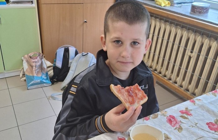 W tym tygodniu uczniowie klas III b i II b zdecydowali się przygotować pyszne, zdrowe i kolorowe kanapki. Na stołach pojawiły się wyśmienite sery i wędliny różnorodne warzywa oraz pieczywo. Dla klasy IIIb była to przy okazji niezwykła lekcja savoir vivre. Jak możecie zobaczyć na zdjęciach, każda grupa pięknie ozdobiła swój stół, by potem z apetytem, niczym w najlepszej restauracji, zajadać się przygotowanymi pysznościami. Było to świetne połączenie nauki i zabawy.