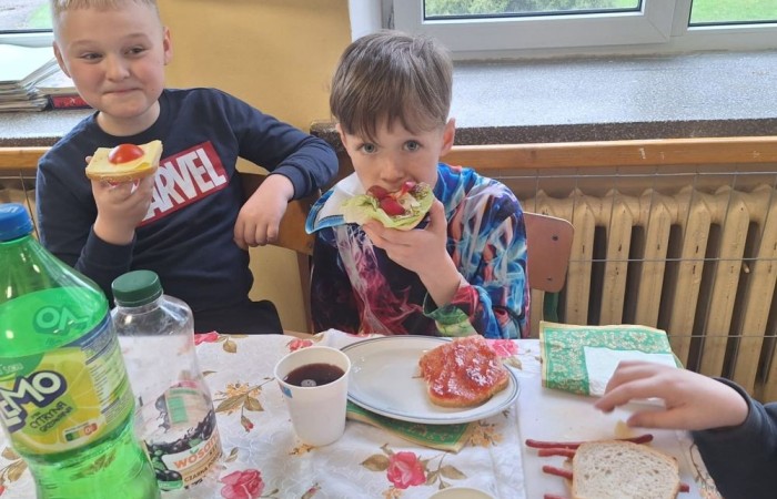 W tym tygodniu uczniowie klas III b i II b zdecydowali się przygotować pyszne, zdrowe i kolorowe kanapki. Na stołach pojawiły się wyśmienite sery i wędliny różnorodne warzywa oraz pieczywo. Dla klasy IIIb była to przy okazji niezwykła lekcja savoir vivre. Jak możecie zobaczyć na zdjęciach, każda grupa pięknie ozdobiła swój stół, by potem z apetytem, niczym w najlepszej restauracji, zajadać się przygotowanymi pysznościami. Było to świetne połączenie nauki i zabawy.