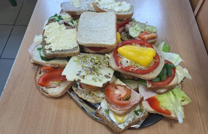 W tym tygodniu uczniowie klas III b i II b zdecydowali się przygotować pyszne, zdrowe i kolorowe kanapki. Na stołach pojawiły się wyśmienite sery i wędliny różnorodne warzywa oraz pieczywo. Dla klasy IIIb była to przy okazji niezwykła lekcja savoir vivre. Jak możecie zobaczyć na zdjęciach, każda grupa pięknie ozdobiła swój stół, by potem z apetytem, niczym w najlepszej restauracji, zajadać się przygotowanymi pysznościami. Było to świetne połączenie nauki i zabawy.