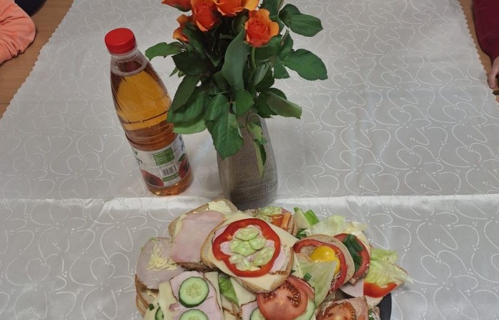 W tym tygodniu uczniowie klas III b i II b zdecydowali się przygotować pyszne, zdrowe i kolorowe kanapki. Na stołach pojawiły się wyśmienite sery i wędliny różnorodne warzywa oraz pieczywo. Dla klasy IIIb była to przy okazji niezwykła lekcja savoir vivre. Jak możecie zobaczyć na zdjęciach, każda grupa pięknie ozdobiła swój stół, by potem z apetytem, niczym w najlepszej restauracji, zajadać się przygotowanymi pysznościami. Było to świetne połączenie nauki i zabawy.