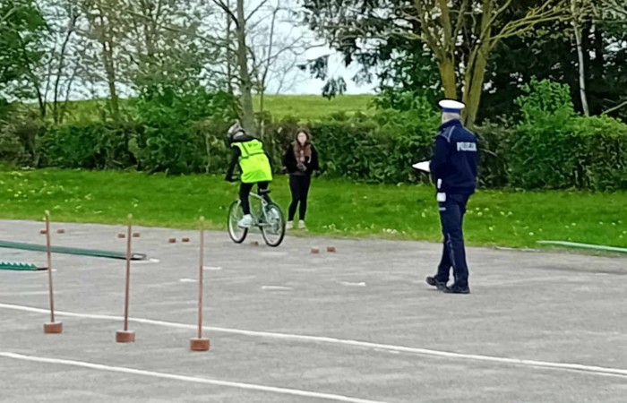 Dnia 24.04.2024 odbył się Finał Powiatowego Turnieju Bezpieczeństwa w Ruchu Drogowym w Godkowie. Uczniowie z klasy 7a w składzie: Adrian Nikonor, Filip Paszkowski, Xander Silko (rezerwowa Kaja Buska)zdobyli 3 miejsce na 9 szkół podstawowych. 
Bezpiecznie na drodze potrafi także zachować się grupa uczniów z klasyV:Sandra Kędzierska,Wiktoria Rudzińska, Mateusz Kopal i Michał Peranowski, którzy uczestniczyli w turnieju zdając egzamin teoretyczny z przepisów ruchu drogowego i zaliczając przejazd praktyczny w miasteczku rowerowym.
Gratulacje dla Pana Dariusza Korwela za przygotowanie uczniów. Brawo!