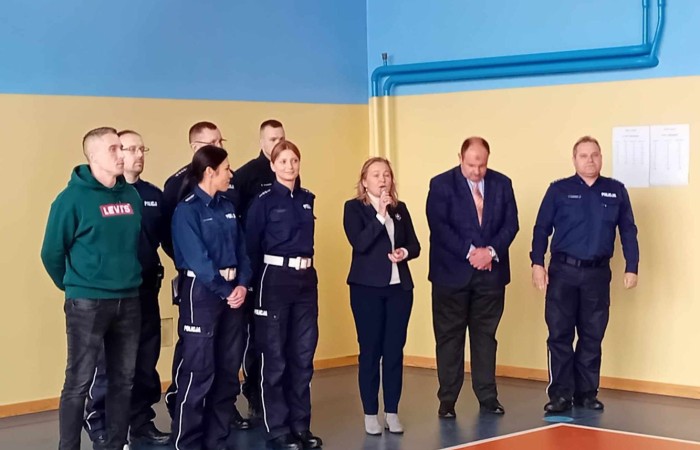 Dnia 24.04.2024 odbył się Finał Powiatowego Turnieju Bezpieczeństwa w Ruchu Drogowym w Godkowie. Uczniowie z klasy 7a w składzie: Adrian Nikonor, Filip Paszkowski, Xander Silko (rezerwowa Kaja Buska)zdobyli 3 miejsce na 9 szkół podstawowych. 
Bezpiecznie na drodze potrafi także zachować się grupa uczniów z klasyV:Sandra Kędzierska,Wiktoria Rudzińska, Mateusz Kopal i Michał Peranowski, którzy uczestniczyli w turnieju zdając egzamin teoretyczny z przepisów ruchu drogowego i zaliczając przejazd praktyczny w miasteczku rowerowym.
Gratulacje dla Pana Dariusza Korwela za przygotowanie uczniów. Brawo!