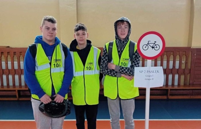 Dnia 24.04.2024 odbył się Finał Powiatowego Turnieju Bezpieczeństwa w Ruchu Drogowym w Godkowie. Uczniowie z klasy 7a w składzie: Adrian Nikonor, Filip Paszkowski, Xander Silko (rezerwowa Kaja Buska)zdobyli 3 miejsce na 9 szkół podstawowych. 
Bezpiecznie na drodze potrafi także zachować się grupa uczniów z klasyV:Sandra Kędzierska,Wiktoria Rudzińska, Mateusz Kopal i Michał Peranowski, którzy uczestniczyli w turnieju zdając egzamin teoretyczny z przepisów ruchu drogowego i zaliczając przejazd praktyczny w miasteczku rowerowym.
Gratulacje dla Pana Dariusza Korwela za przygotowanie uczniów. Brawo!