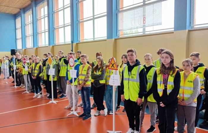 Dnia 24.04.2024 odbył się Finał Powiatowego Turnieju Bezpieczeństwa w Ruchu Drogowym w Godkowie. Uczniowie z klasy 7a w składzie: Adrian Nikonor, Filip Paszkowski, Xander Silko (rezerwowa Kaja Buska)zdobyli 3 miejsce na 9 szkół podstawowych. 
Bezpiecznie na drodze potrafi także zachować się grupa uczniów z klasyV:Sandra Kędzierska,Wiktoria Rudzińska, Mateusz Kopal i Michał Peranowski, którzy uczestniczyli w turnieju zdając egzamin teoretyczny z przepisów ruchu drogowego i zaliczając przejazd praktyczny w miasteczku rowerowym.
Gratulacje dla Pana Dariusza Korwela za przygotowanie uczniów. Brawo!