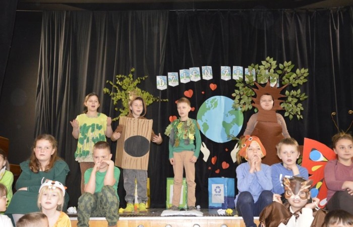 22 kwietnia na całym świecie obchodzony jest Międzynarodowy Dzień Ziemi. W naszej szkole to ekologiczne święto celebrowaliśmy nieco później, bo 25 kwietnia. Było to wydarzenie, łączące sztukę, edukację ekologiczną i działanie na rzecz ochrony środowiska. Uczniowie klas pierwszych przygotowali krótką część artystyczną, na którą zaprosili przedszkolaków, uczniów klas II i III, a także gości specjalnych: Pana Zdzisława Młynarczyka (członka Rady Powiatowej Warmińsko-Mazurskiej Izby Rolniczej) oraz Panią Igę Jurczak (przedstawiciela Rady Powiatowej Warmińsko-Mazurskiej Izby Rolniczej), którzy przywieźli ze sobą wyjątkowe prezenty- drzewka ozdobne i krzewy borówek. Po skończonej uroczystości nasi goście wraz z Panią Dyrektor i przedstawicielami klas starszych zajęli się sadzonkami, które wkrótce będą prawdziwą ozdobą terenu naszej szkoły.