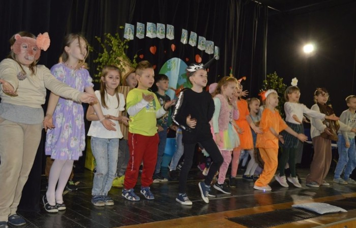 22 kwietnia na całym świecie obchodzony jest Międzynarodowy Dzień Ziemi. W naszej szkole to ekologiczne święto celebrowaliśmy nieco później, bo 25 kwietnia. Było to wydarzenie, łączące sztukę, edukację ekologiczną i działanie na rzecz ochrony środowiska. Uczniowie klas pierwszych przygotowali krótką część artystyczną, na którą zaprosili przedszkolaków, uczniów klas II i III, a także gości specjalnych: Pana Zdzisława Młynarczyka (członka Rady Powiatowej Warmińsko-Mazurskiej Izby Rolniczej) oraz Panią Igę Jurczak (przedstawiciela Rady Powiatowej Warmińsko-Mazurskiej Izby Rolniczej), którzy przywieźli ze sobą wyjątkowe prezenty- drzewka ozdobne i krzewy borówek. Po skończonej uroczystości nasi goście wraz z Panią Dyrektor i przedstawicielami klas starszych zajęli się sadzonkami, które wkrótce będą prawdziwą ozdobą terenu naszej szkoły.