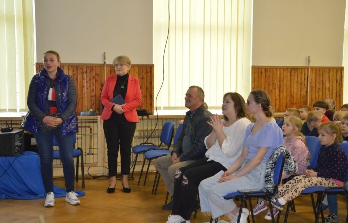 22 kwietnia na całym świecie obchodzony jest Międzynarodowy Dzień Ziemi. W naszej szkole to ekologiczne święto celebrowaliśmy nieco później, bo 25 kwietnia. Było to wydarzenie, łączące sztukę, edukację ekologiczną i działanie na rzecz ochrony środowiska. Uczniowie klas pierwszych przygotowali krótką część artystyczną, na którą zaprosili przedszkolaków, uczniów klas II i III, a także gości specjalnych: Pana Zdzisława Młynarczyka (członka Rady Powiatowej Warmińsko-Mazurskiej Izby Rolniczej) oraz Panią Igę Jurczak (przedstawiciela Rady Powiatowej Warmińsko-Mazurskiej Izby Rolniczej), którzy przywieźli ze sobą wyjątkowe prezenty- drzewka ozdobne i krzewy borówek. Po skończonej uroczystości nasi goście wraz z Panią Dyrektor i przedstawicielami klas starszych zajęli się sadzonkami, które wkrótce będą prawdziwą ozdobą terenu naszej szkoły.