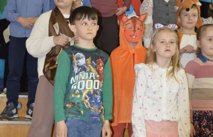 22 kwietnia na całym świecie obchodzony jest Międzynarodowy Dzień Ziemi. W naszej szkole to ekologiczne święto celebrowaliśmy nieco później, bo 25 kwietnia. Było to wydarzenie, łączące sztukę, edukację ekologiczną i działanie na rzecz ochrony środowiska. Uczniowie klas pierwszych przygotowali krótką część artystyczną, na którą zaprosili przedszkolaków, uczniów klas II i III, a także gości specjalnych: Pana Zdzisława Młynarczyka (członka Rady Powiatowej Warmińsko-Mazurskiej Izby Rolniczej) oraz Panią Igę Jurczak (przedstawiciela Rady Powiatowej Warmińsko-Mazurskiej Izby Rolniczej), którzy przywieźli ze sobą wyjątkowe prezenty- drzewka ozdobne i krzewy borówek. Po skończonej uroczystości nasi goście wraz z Panią Dyrektor i przedstawicielami klas starszych zajęli się sadzonkami, które wkrótce będą prawdziwą ozdobą terenu naszej szkoły.