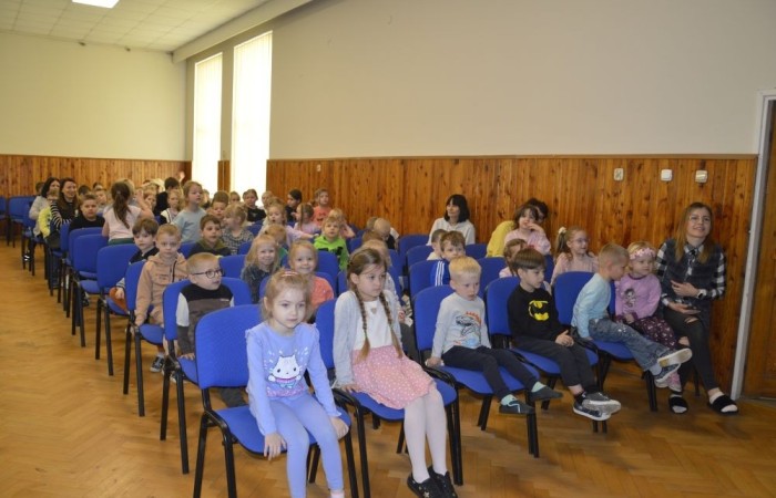 22 kwietnia na całym świecie obchodzony jest Międzynarodowy Dzień Ziemi. W naszej szkole to ekologiczne święto celebrowaliśmy nieco później, bo 25 kwietnia. Było to wydarzenie, łączące sztukę, edukację ekologiczną i działanie na rzecz ochrony środowiska. Uczniowie klas pierwszych przygotowali krótką część artystyczną, na którą zaprosili przedszkolaków, uczniów klas II i III, a także gości specjalnych: Pana Zdzisława Młynarczyka (członka Rady Powiatowej Warmińsko-Mazurskiej Izby Rolniczej) oraz Panią Igę Jurczak (przedstawiciela Rady Powiatowej Warmińsko-Mazurskiej Izby Rolniczej), którzy przywieźli ze sobą wyjątkowe prezenty- drzewka ozdobne i krzewy borówek. Po skończonej uroczystości nasi goście wraz z Panią Dyrektor i przedstawicielami klas starszych zajęli się sadzonkami, które wkrótce będą prawdziwą ozdobą terenu naszej szkoły.