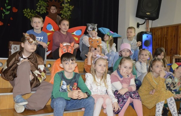 22 kwietnia na całym świecie obchodzony jest Międzynarodowy Dzień Ziemi. W naszej szkole to ekologiczne święto celebrowaliśmy nieco później, bo 25 kwietnia. Było to wydarzenie, łączące sztukę, edukację ekologiczną i działanie na rzecz ochrony środowiska. Uczniowie klas pierwszych przygotowali krótką część artystyczną, na którą zaprosili przedszkolaków, uczniów klas II i III, a także gości specjalnych: Pana Zdzisława Młynarczyka (członka Rady Powiatowej Warmińsko-Mazurskiej Izby Rolniczej) oraz Panią Igę Jurczak (przedstawiciela Rady Powiatowej Warmińsko-Mazurskiej Izby Rolniczej), którzy przywieźli ze sobą wyjątkowe prezenty- drzewka ozdobne i krzewy borówek. Po skończonej uroczystości nasi goście wraz z Panią Dyrektor i przedstawicielami klas starszych zajęli się sadzonkami, które wkrótce będą prawdziwą ozdobą terenu naszej szkoły.