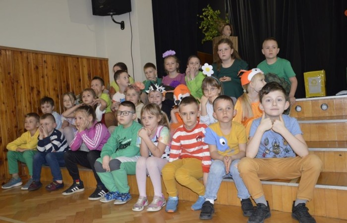 22 kwietnia na całym świecie obchodzony jest Międzynarodowy Dzień Ziemi. W naszej szkole to ekologiczne święto celebrowaliśmy nieco później, bo 25 kwietnia. Było to wydarzenie, łączące sztukę, edukację ekologiczną i działanie na rzecz ochrony środowiska. Uczniowie klas pierwszych przygotowali krótką część artystyczną, na którą zaprosili przedszkolaków, uczniów klas II i III, a także gości specjalnych: Pana Zdzisława Młynarczyka (członka Rady Powiatowej Warmińsko-Mazurskiej Izby Rolniczej) oraz Panią Igę Jurczak (przedstawiciela Rady Powiatowej Warmińsko-Mazurskiej Izby Rolniczej), którzy przywieźli ze sobą wyjątkowe prezenty- drzewka ozdobne i krzewy borówek. Po skończonej uroczystości nasi goście wraz z Panią Dyrektor i przedstawicielami klas starszych zajęli się sadzonkami, które wkrótce będą prawdziwą ozdobą terenu naszej szkoły.
