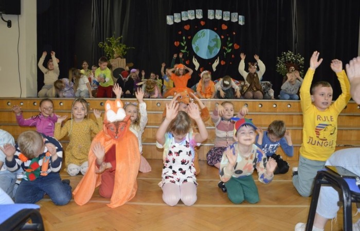 22 kwietnia na całym świecie obchodzony jest Międzynarodowy Dzień Ziemi. W naszej szkole to ekologiczne święto celebrowaliśmy nieco później, bo 25 kwietnia. Było to wydarzenie, łączące sztukę, edukację ekologiczną i działanie na rzecz ochrony środowiska. Uczniowie klas pierwszych przygotowali krótką część artystyczną, na którą zaprosili przedszkolaków, uczniów klas II i III, a także gości specjalnych: Pana Zdzisława Młynarczyka (członka Rady Powiatowej Warmińsko-Mazurskiej Izby Rolniczej) oraz Panią Igę Jurczak (przedstawiciela Rady Powiatowej Warmińsko-Mazurskiej Izby Rolniczej), którzy przywieźli ze sobą wyjątkowe prezenty- drzewka ozdobne i krzewy borówek. Po skończonej uroczystości nasi goście wraz z Panią Dyrektor i przedstawicielami klas starszych zajęli się sadzonkami, które wkrótce będą prawdziwą ozdobą terenu naszej szkoły.