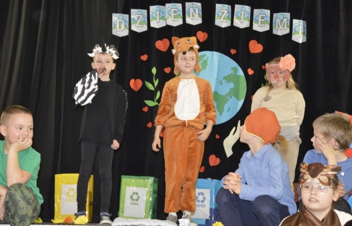 22 kwietnia na całym świecie obchodzony jest Międzynarodowy Dzień Ziemi. W naszej szkole to ekologiczne święto celebrowaliśmy nieco później, bo 25 kwietnia. Było to wydarzenie, łączące sztukę, edukację ekologiczną i działanie na rzecz ochrony środowiska. Uczniowie klas pierwszych przygotowali krótką część artystyczną, na którą zaprosili przedszkolaków, uczniów klas II i III, a także gości specjalnych: Pana Zdzisława Młynarczyka (członka Rady Powiatowej Warmińsko-Mazurskiej Izby Rolniczej) oraz Panią Igę Jurczak (przedstawiciela Rady Powiatowej Warmińsko-Mazurskiej Izby Rolniczej), którzy przywieźli ze sobą wyjątkowe prezenty- drzewka ozdobne i krzewy borówek. Po skończonej uroczystości nasi goście wraz z Panią Dyrektor i przedstawicielami klas starszych zajęli się sadzonkami, które wkrótce będą prawdziwą ozdobą terenu naszej szkoły.