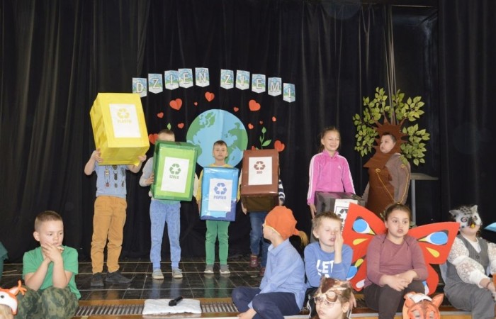 22 kwietnia na całym świecie obchodzony jest Międzynarodowy Dzień Ziemi. W naszej szkole to ekologiczne święto celebrowaliśmy nieco później, bo 25 kwietnia. Było to wydarzenie, łączące sztukę, edukację ekologiczną i działanie na rzecz ochrony środowiska. Uczniowie klas pierwszych przygotowali krótką część artystyczną, na którą zaprosili przedszkolaków, uczniów klas II i III, a także gości specjalnych: Pana Zdzisława Młynarczyka (członka Rady Powiatowej Warmińsko-Mazurskiej Izby Rolniczej) oraz Panią Igę Jurczak (przedstawiciela Rady Powiatowej Warmińsko-Mazurskiej Izby Rolniczej), którzy przywieźli ze sobą wyjątkowe prezenty- drzewka ozdobne i krzewy borówek. Po skończonej uroczystości nasi goście wraz z Panią Dyrektor i przedstawicielami klas starszych zajęli się sadzonkami, które wkrótce będą prawdziwą ozdobą terenu naszej szkoły.