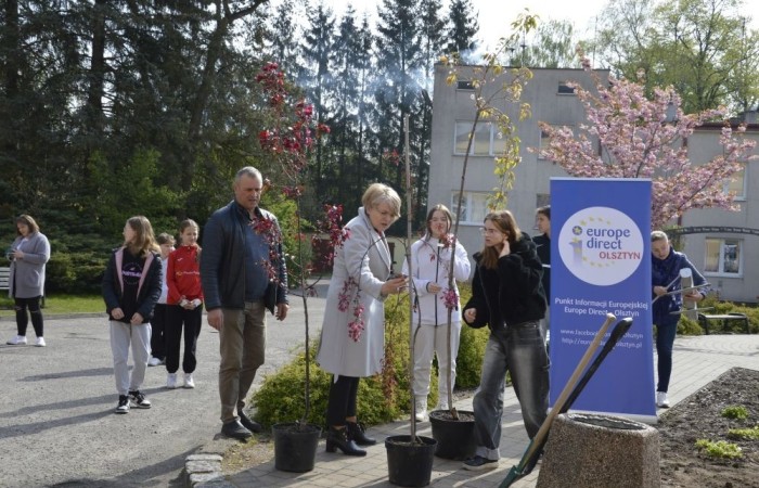 22 kwietnia na całym świecie obchodzony jest Międzynarodowy Dzień Ziemi. W naszej szkole to ekologiczne święto celebrowaliśmy nieco później, bo 25 kwietnia. Było to wydarzenie, łączące sztukę, edukację ekologiczną i działanie na rzecz ochrony środowiska. Uczniowie klas pierwszych przygotowali krótką część artystyczną, na którą zaprosili przedszkolaków, uczniów klas II i III, a także gości specjalnych: Pana Zdzisława Młynarczyka (członka Rady Powiatowej Warmińsko-Mazurskiej Izby Rolniczej) oraz Panią Igę Jurczak (przedstawiciela Rady Powiatowej Warmińsko-Mazurskiej Izby Rolniczej), którzy przywieźli ze sobą wyjątkowe prezenty- drzewka ozdobne i krzewy borówek. Po skończonej uroczystości nasi goście wraz z Panią Dyrektor i przedstawicielami klas starszych zajęli się sadzonkami, które wkrótce będą prawdziwą ozdobą terenu naszej szkoły.
