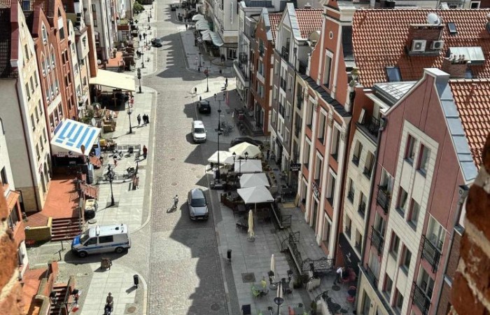 Klasy trzecie wybrały się wczoraj na wycieczkę do Elbląga. Tam na uczniów czekała masa atrakcji. W zasadzie już sama podróż była niesamowitym doświadczeniem, ponieważ środkiem lokomocji tym razem był pociąg. W samym Elblągu nasi uczniowie wzięli udział w zajęciach w parku trampolin Activity Park, po czym udali się do Tutti Santi na pyszną pizzę, przy okazji zgłębiając tajniki jej powstawania z pomocą kucharza Pana Mateusza. Kolejnym punktem wycieczki było zwiedzanie Starówki, które zakończyła przejażdżka tramwajem i powrót pociągiem. Nawiasem mówiąc, to chyba nowe ulubione środki transportu naszych trzecioklasistów.