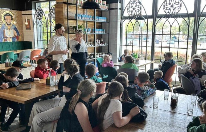 Klasy trzecie wybrały się wczoraj na wycieczkę do Elbląga. Tam na uczniów czekała masa atrakcji. W zasadzie już sama podróż była niesamowitym doświadczeniem, ponieważ środkiem lokomocji tym razem był pociąg. W samym Elblągu nasi uczniowie wzięli udział w zajęciach w parku trampolin Activity Park, po czym udali się do Tutti Santi na pyszną pizzę, przy okazji zgłębiając tajniki jej powstawania z pomocą kucharza Pana Mateusza. Kolejnym punktem wycieczki było zwiedzanie Starówki, które zakończyła przejażdżka tramwajem i powrót pociągiem. Nawiasem mówiąc, to chyba nowe ulubione środki transportu naszych trzecioklasistów.