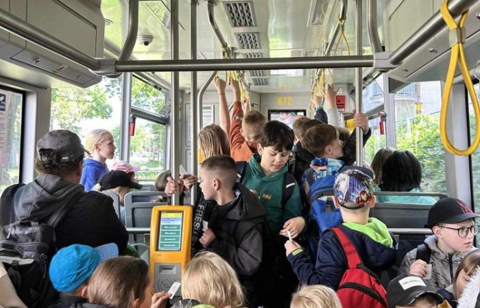 Klasy trzecie wybrały się wczoraj na wycieczkę do Elbląga. Tam na uczniów czekała masa atrakcji. W zasadzie już sama podróż była niesamowitym doświadczeniem, ponieważ środkiem lokomocji tym razem był pociąg. W samym Elblągu nasi uczniowie wzięli udział w zajęciach w parku trampolin Activity Park, po czym udali się do Tutti Santi na pyszną pizzę, przy okazji zgłębiając tajniki jej powstawania z pomocą kucharza Pana Mateusza. Kolejnym punktem wycieczki było zwiedzanie Starówki, które zakończyła przejażdżka tramwajem i powrót pociągiem. Nawiasem mówiąc, to chyba nowe ulubione środki transportu naszych trzecioklasistów.