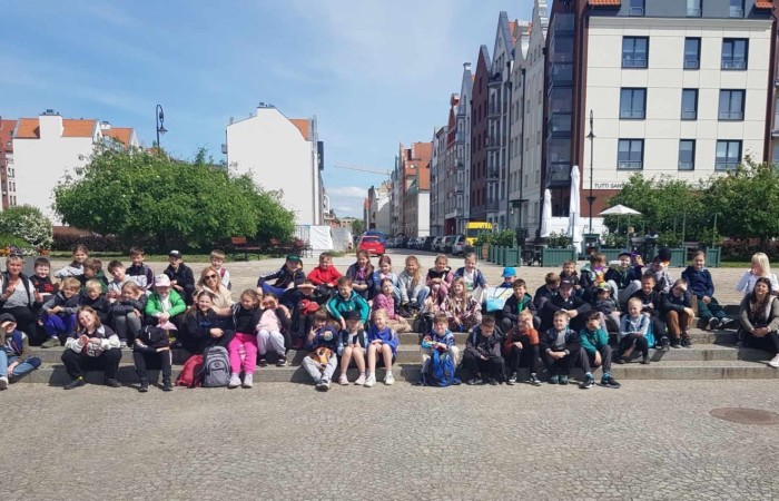 Klasy trzecie wybrały się wczoraj na wycieczkę do Elbląga. Tam na uczniów czekała masa atrakcji. W zasadzie już sama podróż była niesamowitym doświadczeniem, ponieważ środkiem lokomocji tym razem był pociąg. W samym Elblągu nasi uczniowie wzięli udział w zajęciach w parku trampolin Activity Park, po czym udali się do Tutti Santi na pyszną pizzę, przy okazji zgłębiając tajniki jej powstawania z pomocą kucharza Pana Mateusza. Kolejnym punktem wycieczki było zwiedzanie Starówki, które zakończyła przejażdżka tramwajem i powrót pociągiem. Nawiasem mówiąc, to chyba nowe ulubione środki transportu naszych trzecioklasistów.