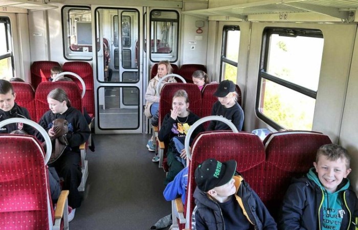 Klasy trzecie wybrały się wczoraj na wycieczkę do Elbląga. Tam na uczniów czekała masa atrakcji. W zasadzie już sama podróż była niesamowitym doświadczeniem, ponieważ środkiem lokomocji tym razem był pociąg. W samym Elblągu nasi uczniowie wzięli udział w zajęciach w parku trampolin Activity Park, po czym udali się do Tutti Santi na pyszną pizzę, przy okazji zgłębiając tajniki jej powstawania z pomocą kucharza Pana Mateusza. Kolejnym punktem wycieczki było zwiedzanie Starówki, które zakończyła przejażdżka tramwajem i powrót pociągiem. Nawiasem mówiąc, to chyba nowe ulubione środki transportu naszych trzecioklasistów.