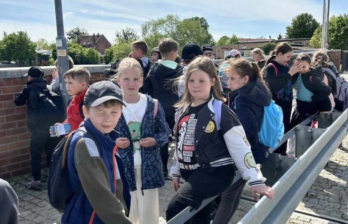 Klasy trzecie wybrały się wczoraj na wycieczkę do Elbląga. Tam na uczniów czekała masa atrakcji. W zasadzie już sama podróż była niesamowitym doświadczeniem, ponieważ środkiem lokomocji tym razem był pociąg. W samym Elblągu nasi uczniowie wzięli udział w zajęciach w parku trampolin Activity Park, po czym udali się do Tutti Santi na pyszną pizzę, przy okazji zgłębiając tajniki jej powstawania z pomocą kucharza Pana Mateusza. Kolejnym punktem wycieczki było zwiedzanie Starówki, które zakończyła przejażdżka tramwajem i powrót pociągiem. Nawiasem mówiąc, to chyba nowe ulubione środki transportu naszych trzecioklasistów.