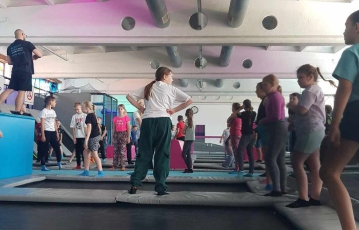 Klasy trzecie wybrały się wczoraj na wycieczkę do Elbląga. Tam na uczniów czekała masa atrakcji. W zasadzie już sama podróż była niesamowitym doświadczeniem, ponieważ środkiem lokomocji tym razem był pociąg. W samym Elblągu nasi uczniowie wzięli udział w zajęciach w parku trampolin Activity Park, po czym udali się do Tutti Santi na pyszną pizzę, przy okazji zgłębiając tajniki jej powstawania z pomocą kucharza Pana Mateusza. Kolejnym punktem wycieczki było zwiedzanie Starówki, które zakończyła przejażdżka tramwajem i powrót pociągiem. Nawiasem mówiąc, to chyba nowe ulubione środki transportu naszych trzecioklasistów.