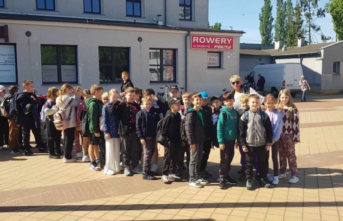 Klasy trzecie wybrały się wczoraj na wycieczkę do Elbląga. Tam na uczniów czekała masa atrakcji. W zasadzie już sama podróż była niesamowitym doświadczeniem, ponieważ środkiem lokomocji tym razem był pociąg. W samym Elblągu nasi uczniowie wzięli udział w zajęciach w parku trampolin Activity Park, po czym udali się do Tutti Santi na pyszną pizzę, przy okazji zgłębiając tajniki jej powstawania z pomocą kucharza Pana Mateusza. Kolejnym punktem wycieczki było zwiedzanie Starówki, które zakończyła przejażdżka tramwajem i powrót pociągiem. Nawiasem mówiąc, to chyba nowe ulubione środki transportu naszych trzecioklasistów.