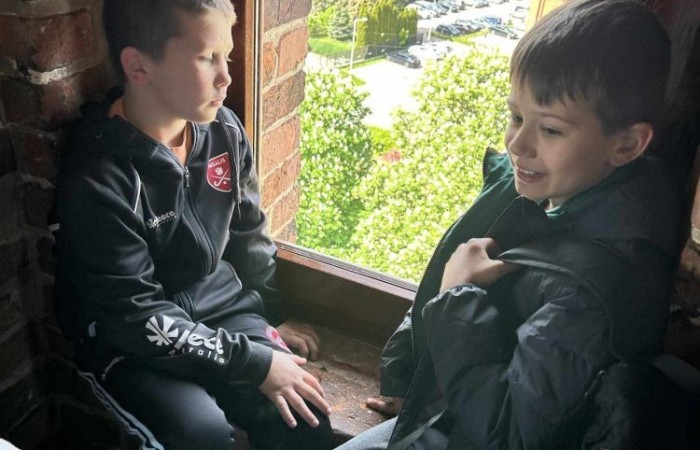 Klasy trzecie wybrały się wczoraj na wycieczkę do Elbląga. Tam na uczniów czekała masa atrakcji. W zasadzie już sama podróż była niesamowitym doświadczeniem, ponieważ środkiem lokomocji tym razem był pociąg. W samym Elblągu nasi uczniowie wzięli udział w zajęciach w parku trampolin Activity Park, po czym udali się do Tutti Santi na pyszną pizzę, przy okazji zgłębiając tajniki jej powstawania z pomocą kucharza Pana Mateusza. Kolejnym punktem wycieczki było zwiedzanie Starówki, które zakończyła przejażdżka tramwajem i powrót pociągiem. Nawiasem mówiąc, to chyba nowe ulubione środki transportu naszych trzecioklasistów.