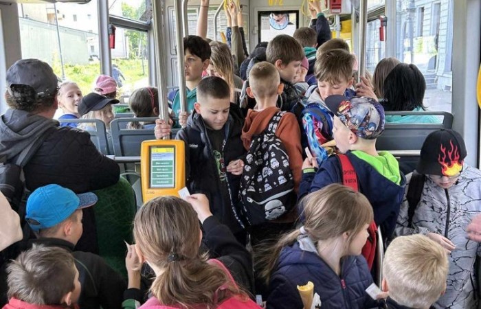 Klasy trzecie wybrały się wczoraj na wycieczkę do Elbląga. Tam na uczniów czekała masa atrakcji. W zasadzie już sama podróż była niesamowitym doświadczeniem, ponieważ środkiem lokomocji tym razem był pociąg. W samym Elblągu nasi uczniowie wzięli udział w zajęciach w parku trampolin Activity Park, po czym udali się do Tutti Santi na pyszną pizzę, przy okazji zgłębiając tajniki jej powstawania z pomocą kucharza Pana Mateusza. Kolejnym punktem wycieczki było zwiedzanie Starówki, które zakończyła przejażdżka tramwajem i powrót pociągiem. Nawiasem mówiąc, to chyba nowe ulubione środki transportu naszych trzecioklasistów.