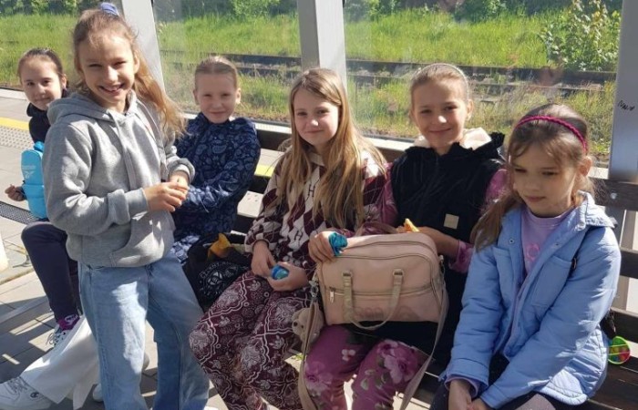 Klasy trzecie wybrały się wczoraj na wycieczkę do Elbląga. Tam na uczniów czekała masa atrakcji. W zasadzie już sama podróż była niesamowitym doświadczeniem, ponieważ środkiem lokomocji tym razem był pociąg. W samym Elblągu nasi uczniowie wzięli udział w zajęciach w parku trampolin Activity Park, po czym udali się do Tutti Santi na pyszną pizzę, przy okazji zgłębiając tajniki jej powstawania z pomocą kucharza Pana Mateusza. Kolejnym punktem wycieczki było zwiedzanie Starówki, które zakończyła przejażdżka tramwajem i powrót pociągiem. Nawiasem mówiąc, to chyba nowe ulubione środki transportu naszych trzecioklasistów.