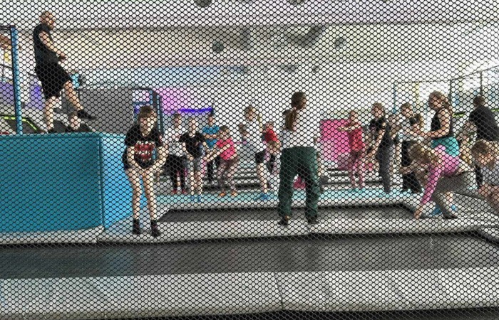 Klasy trzecie wybrały się wczoraj na wycieczkę do Elbląga. Tam na uczniów czekała masa atrakcji. W zasadzie już sama podróż była niesamowitym doświadczeniem, ponieważ środkiem lokomocji tym razem był pociąg. W samym Elblągu nasi uczniowie wzięli udział w zajęciach w parku trampolin Activity Park, po czym udali się do Tutti Santi na pyszną pizzę, przy okazji zgłębiając tajniki jej powstawania z pomocą kucharza Pana Mateusza. Kolejnym punktem wycieczki było zwiedzanie Starówki, które zakończyła przejażdżka tramwajem i powrót pociągiem. Nawiasem mówiąc, to chyba nowe ulubione środki transportu naszych trzecioklasistów.