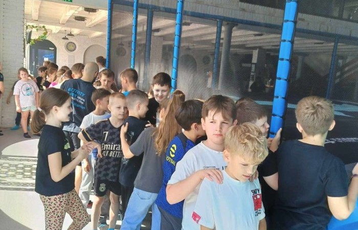 Klasy trzecie wybrały się wczoraj na wycieczkę do Elbląga. Tam na uczniów czekała masa atrakcji. W zasadzie już sama podróż była niesamowitym doświadczeniem, ponieważ środkiem lokomocji tym razem był pociąg. W samym Elblągu nasi uczniowie wzięli udział w zajęciach w parku trampolin Activity Park, po czym udali się do Tutti Santi na pyszną pizzę, przy okazji zgłębiając tajniki jej powstawania z pomocą kucharza Pana Mateusza. Kolejnym punktem wycieczki było zwiedzanie Starówki, które zakończyła przejażdżka tramwajem i powrót pociągiem. Nawiasem mówiąc, to chyba nowe ulubione środki transportu naszych trzecioklasistów.