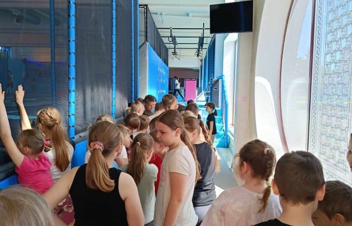 Klasy trzecie wybrały się wczoraj na wycieczkę do Elbląga. Tam na uczniów czekała masa atrakcji. W zasadzie już sama podróż była niesamowitym doświadczeniem, ponieważ środkiem lokomocji tym razem był pociąg. W samym Elblągu nasi uczniowie wzięli udział w zajęciach w parku trampolin Activity Park, po czym udali się do Tutti Santi na pyszną pizzę, przy okazji zgłębiając tajniki jej powstawania z pomocą kucharza Pana Mateusza. Kolejnym punktem wycieczki było zwiedzanie Starówki, które zakończyła przejażdżka tramwajem i powrót pociągiem. Nawiasem mówiąc, to chyba nowe ulubione środki transportu naszych trzecioklasistów.