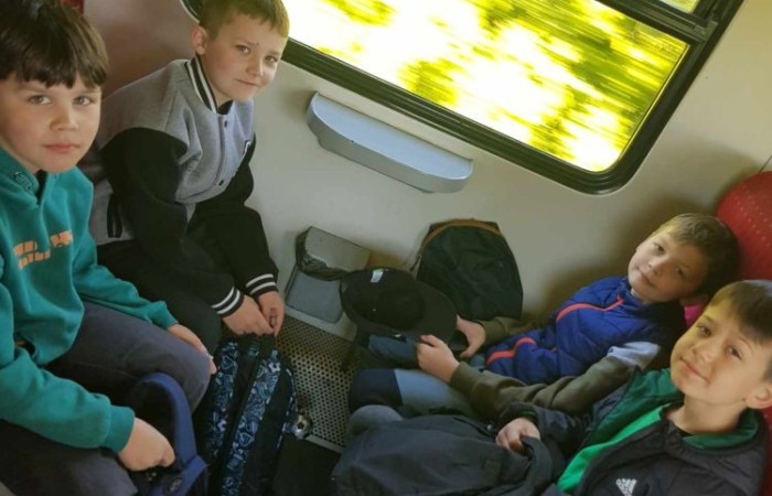 Klasy trzecie wybrały się wczoraj na wycieczkę do Elbląga. Tam na uczniów czekała masa atrakcji. W zasadzie już sama podróż była niesamowitym doświadczeniem, ponieważ środkiem lokomocji tym razem był pociąg. W samym Elblągu nasi uczniowie wzięli udział w zajęciach w parku trampolin Activity Park, po czym udali się do Tutti Santi na pyszną pizzę, przy okazji zgłębiając tajniki jej powstawania z pomocą kucharza Pana Mateusza. Kolejnym punktem wycieczki było zwiedzanie Starówki, które zakończyła przejażdżka tramwajem i powrót pociągiem. Nawiasem mówiąc, to chyba nowe ulubione środki transportu naszych trzecioklasistów.