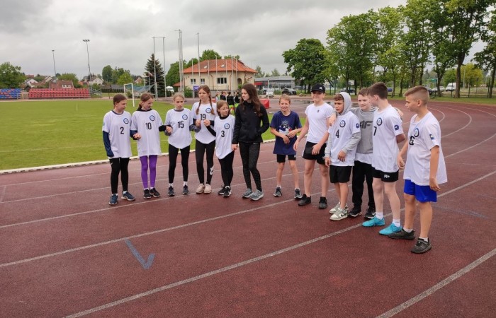 W piątek 10 maja 2024 na Stadionie Miejskim w Pasłęku odbyły się mistrzostwa powiatu elbląskiego w czwórboju lekkoatletycznym szkół podstawowych kl.5-6 w których wzięło udział 7 szkół. W trudnych warunkach pogodowych rozegrano cztery konkurencje lekkoatletyczne w kategorii dziewcząt i chłopców – bieg na 60m, skok w dal, rzut piłeczką palantową, bieg na 600m dziewcząt i 1000m chłopców. Poszczególne drużyny wykazały się sporymi umiejętnościami i uzyskały dobre wyniki.
Po zliczeniu wszystkich punktów najlepszą dziewczęcą drużyną okazała się reprezentacja naszej szkoły zajmując 1 miejsce z sumą 1158 pkt. wyprzedzając SP 3 Pasłęk (1130 pkt.).
Natomiast drużyna chłopców SP 2 Pasłęk zajęła 3 miejsce.
Składy drużyn :
Dziewczęta: Anna Demczak 6b, Lena Gromala 6b, Maja Hołub 5a, Weronika Jakubowska 5a, Zuzanna Sokołowska 6b, Lidia Szuniewicz 6a.
Chłopcy: Kacper Dembski 5b, Wiktor Furtak 6b, Antoni Kulot 6b, Igor Magrian 5a, Oliwier Pielech 6a, Julian Werema 6b.