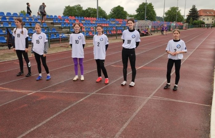 W piątek 10 maja 2024 na Stadionie Miejskim w Pasłęku odbyły się mistrzostwa powiatu elbląskiego w czwórboju lekkoatletycznym szkół podstawowych kl.5-6 w których wzięło udział 7 szkół. W trudnych warunkach pogodowych rozegrano cztery konkurencje lekkoatletyczne w kategorii dziewcząt i chłopców – bieg na 60m, skok w dal, rzut piłeczką palantową, bieg na 600m dziewcząt i 1000m chłopców. Poszczególne drużyny wykazały się sporymi umiejętnościami i uzyskały dobre wyniki.
Po zliczeniu wszystkich punktów najlepszą dziewczęcą drużyną okazała się reprezentacja naszej szkoły zajmując 1 miejsce z sumą 1158 pkt. wyprzedzając SP 3 Pasłęk (1130 pkt.).
Natomiast drużyna chłopców SP 2 Pasłęk zajęła 3 miejsce.
Składy drużyn :
Dziewczęta: Anna Demczak 6b, Lena Gromala 6b, Maja Hołub 5a, Weronika Jakubowska 5a, Zuzanna Sokołowska 6b, Lidia Szuniewicz 6a.
Chłopcy: Kacper Dembski 5b, Wiktor Furtak 6b, Antoni Kulot 6b, Igor Magrian 5a, Oliwier Pielech 6a, Julian Werema 6b.