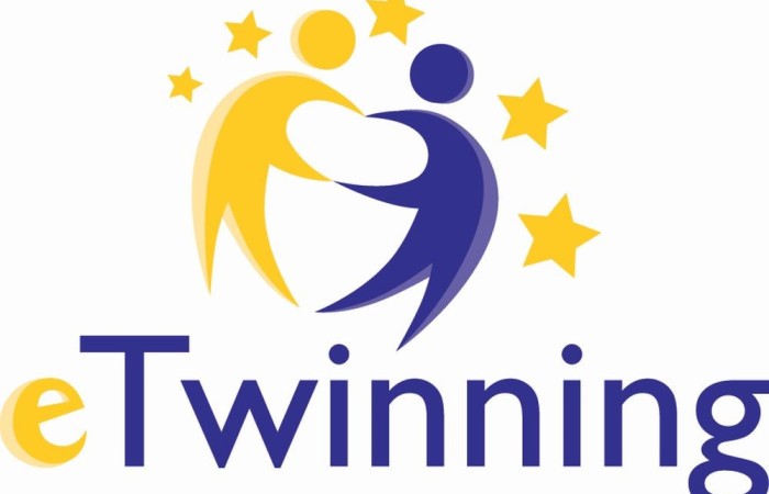 13.05 uczniowie klasy 1b postanowili wykorzystać dobrą pogodę i w ramach projektu eTwinning 